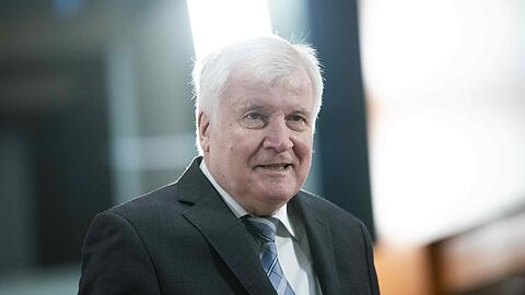 Horst Seehofer (CSU), Bundesminister des Innern, vor Beginn einer Sitzung des Bundeskabinetts im Kanzleramt.