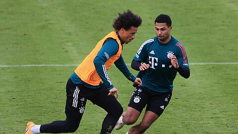 Leroy Sané und Serge Gnabry streiten sich beim FC Bayern um einen Stammplatz.