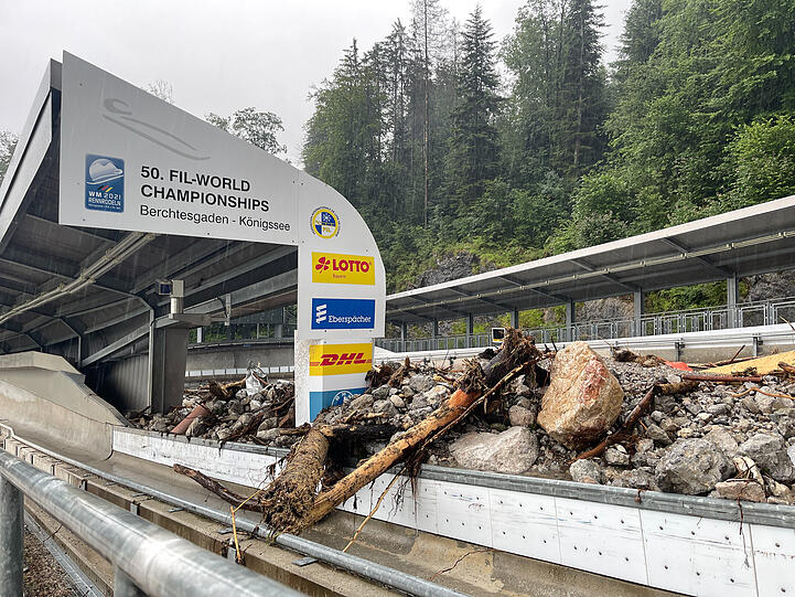 Schutt bedeckt die Bob- und Rodelbahn am Königssee: Die Wettkampfstätte wurde durch das schwere Unwetter zerstört.