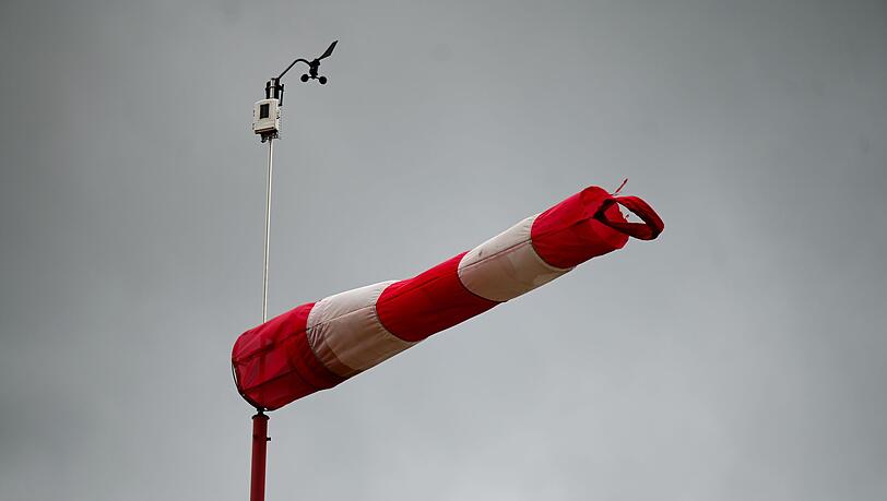 Durch den starken Wind ist laut den Ermittlern ein Schaden von rund 50.000 Euro entstanden. (Symbolbild)