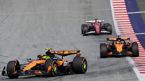 Lando Norris (l) und Oscar Piastri (m) mal wieder an der Spitze.
