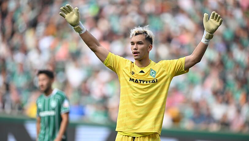 Fehlt wegen einer Schulterverletzung gegen die Bayern: Werder-Torwart Mio Backhaus (Archiv)