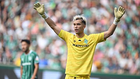 Fehlt wegen einer Schulterverletzung gegen die Bayern: Werder-Torwart Mio Backhaus (Archiv)
