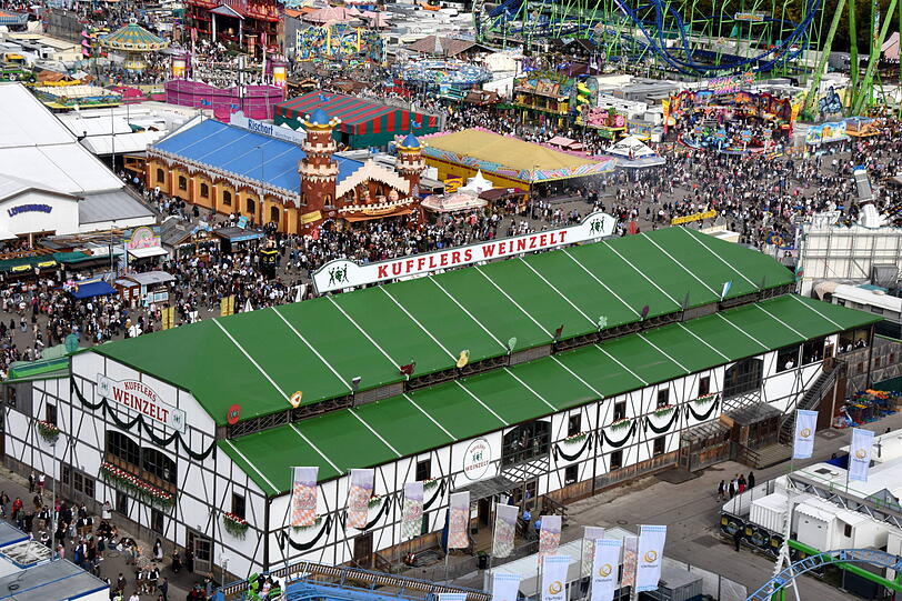 In Kufflers Weinzelt auf der Wiesn liegt der Fokus freilich auf edlen Tropfen. In Kufflers Weinzelt auf der Wiesn liegt der Fokus freilich auf edlen Tropfen.