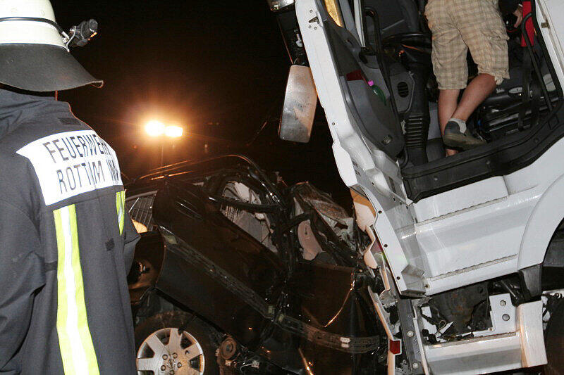 Schrecklicher Unfall bei Rott am Inn: Ein Pkw-Fahrer prallte aus noch ungeklärter Ursache frontal gegen einen Lkw. Der Pkw-Fahrer wurde bei dem Aufprall sofort getötet und  im Fahrzeug eingeklemmt. Fünf Stunden versuchten Hilfskräfte der Feuerwehr, das Opfer zu bergen. Die Bilder.