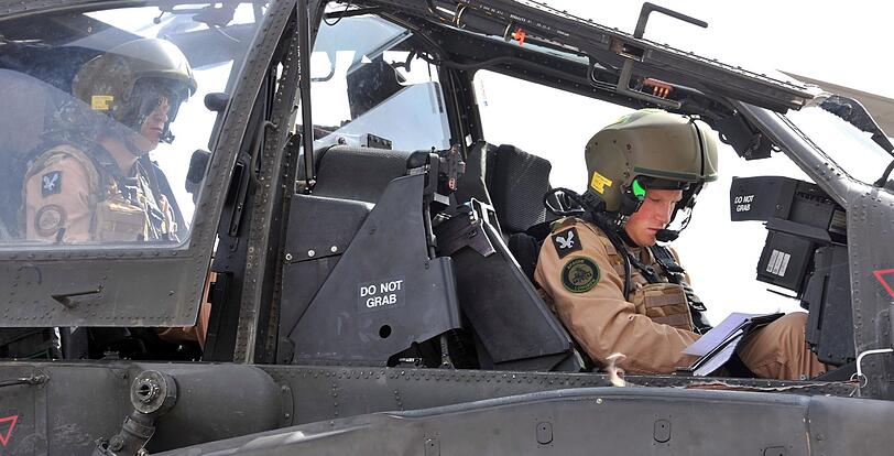 Henry Mountbatten-Windsor bereitet seinen Apache-Helikopter für eine Trainigsmission vor.