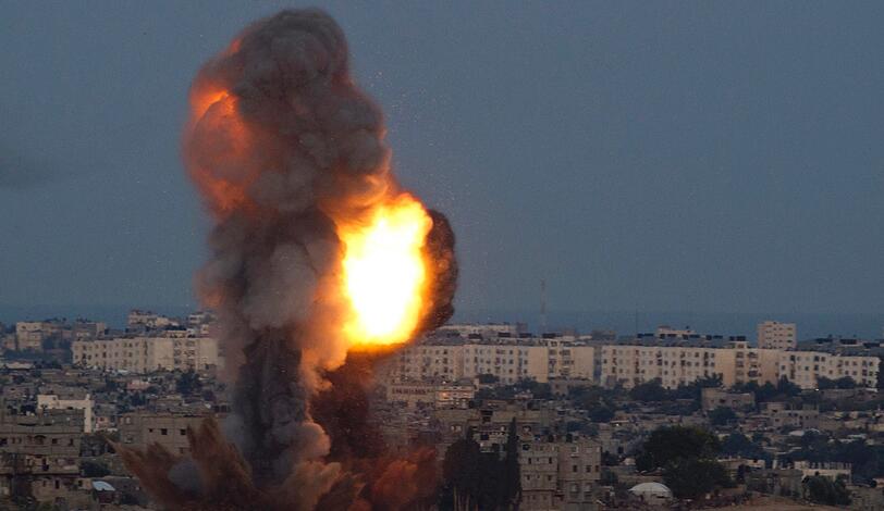 Heftige Rauchsäulen steigen in den Morgenhimmel, nachdem israelische Kampfflugzeuge Bomben über dem Gaza-Streifen abgeworfen haben. Bislang wurden 19 Menschen getötet.