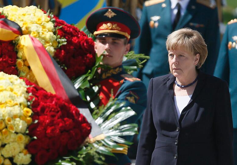 Angela Merkel und Wladimir Putin legten gemeinsam am Grabmal des Unbekannten Soldaten einen Kranz nieder. Anschließend gingen die beiden zu Fuß durch den Alexandergarten in den Kreml.
