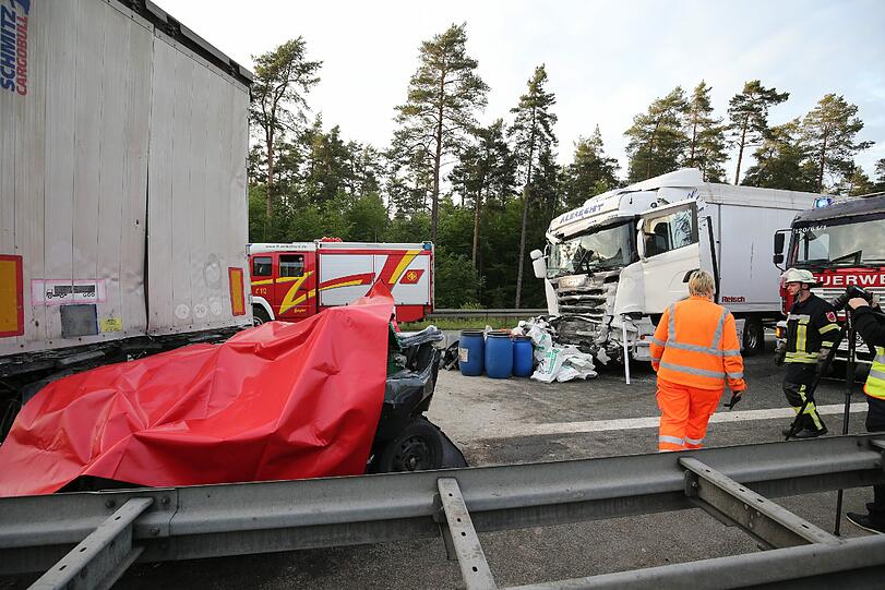 Horror-Unfall auf der A6 bei Nürnberg: Ein LKW schiebt ein Auto unter einen anderen LKW. Vier Menschen sterben.