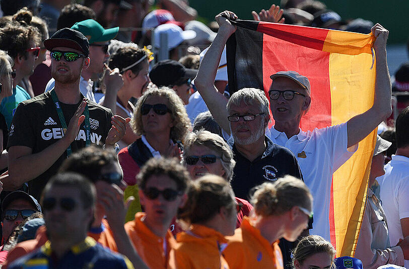 Goldiger Tag für die deutschen Ruderer: Unmittelbar hintereinander fahren der Doppelvierer der Männer und der Frauen den Olympiasieg ein. Die Bilder!