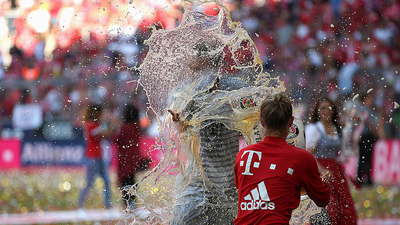 Dann erwischte auch Manuel Neuer - Teammanagerin Kathleen Krüger freute sich diebisch.