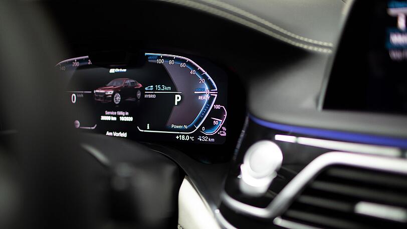 Auf dem Anzeigeinstrument hinter dem Lenkrad werden viele Informationen zum Zustand des Hybrid-Antriebs dargestellt.
