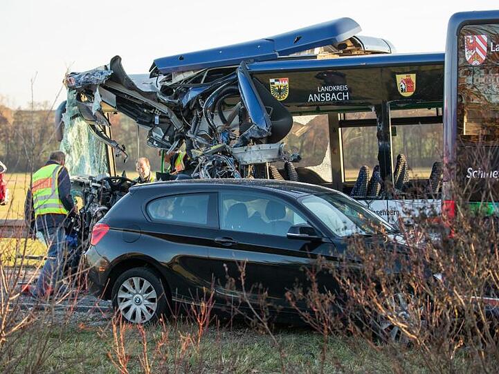 Nach der Kollision der Schulbusse war noch ein weiteres Auto in die Unfallstelle gefahren.