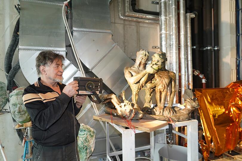 Künstler Nikolai Tregor macht Licht für Bronze Olga. Er hat auch die Dietl-Skulptur gestaltet.