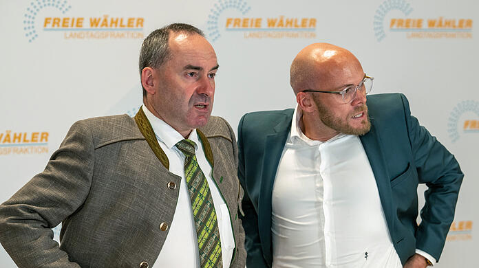 Der Freie-Wähler-Chef und sein Geschäftsführer: Hubert Aiwanger (li.) neben Fabian Mehring.