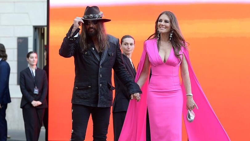 Billy Ray Cyrus und Elizabeth Hurley bei ihrem Red-Carpet-Debüt.