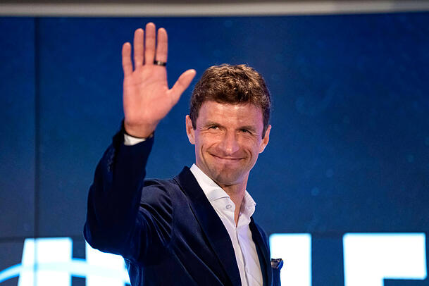 Thomas Müller glänzt auf dem Fußballplatz – und beweist mit einer eigenen Spendenaktion auch abseits des Rasens viel Herz.