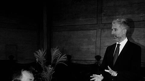 OB und Standesbeamter Palmer h&auml;lt die n&auml;chtliche Traurede f&uuml;r das Brautpaar.