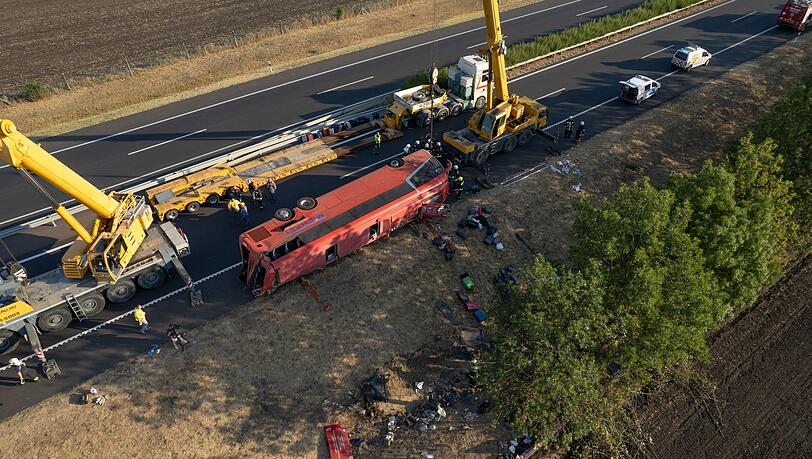 Beim Unfall eines polnischen Reisebusses starben im Osten Ungarns mindestens zwölf Menschen. Beim Unfall eines polnischen Reisebusses starben im Osten Ungarns mindestens zwölf Menschen.