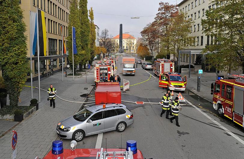 Heißes Wasser aus der Fernwärmeleitung trat am Sonntagmorgen in einem Keller in der Münchner Max-Joseph-Straße aus.