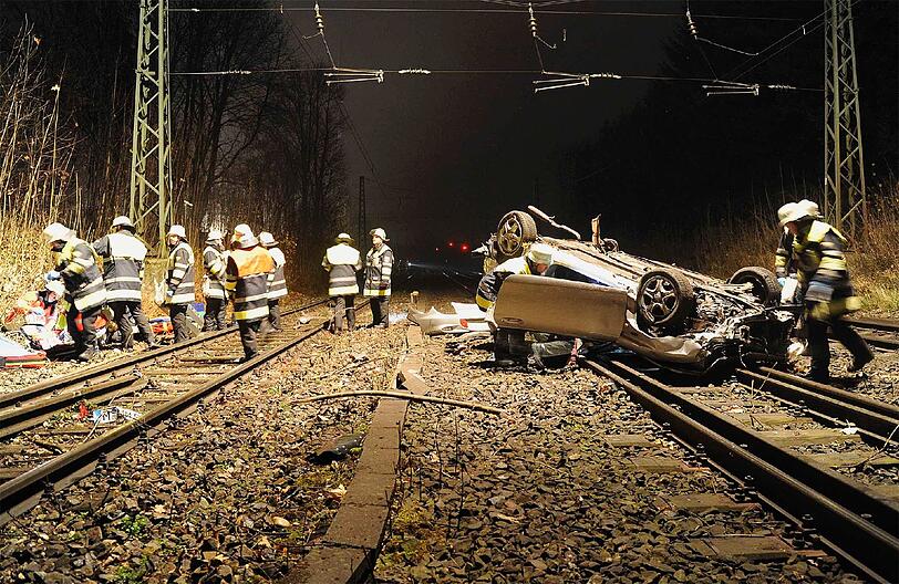 Mitten auf dem Gleis blieb der Wagen liegen. Die Insassen wurden schwer verletzt...