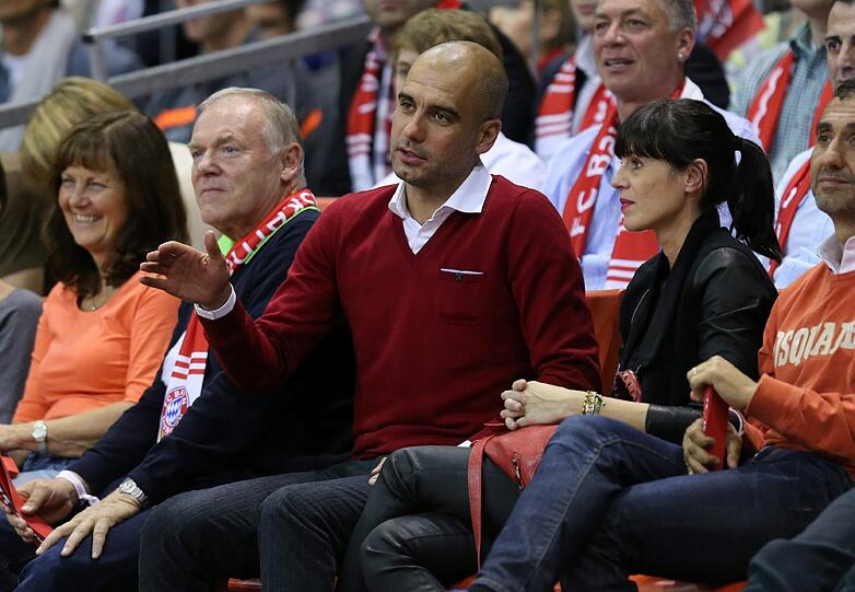 Die FC-Bayern-Fußballer im Audi Dome.