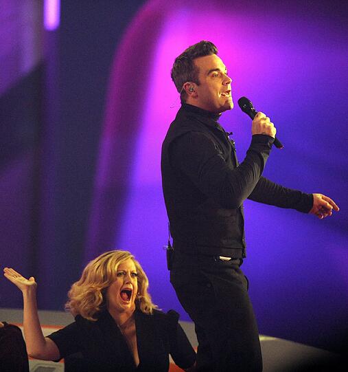 Barbara Schönberger kann bei Robbie Williams Hintern nicht widerstehen...