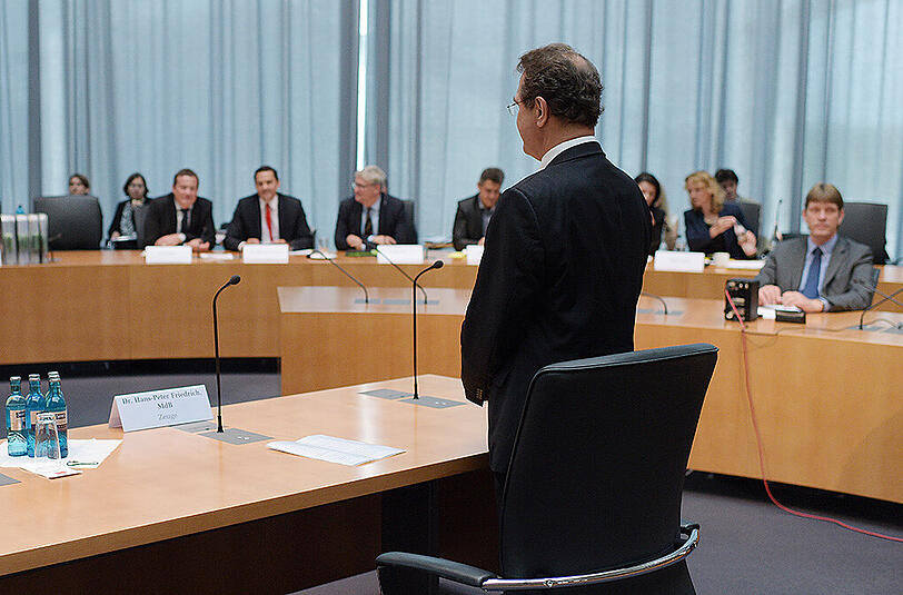 Der ehemaliger Bundesinnenminister Friedrich steht um die Fragen der Abgeordneten zu beantworten.