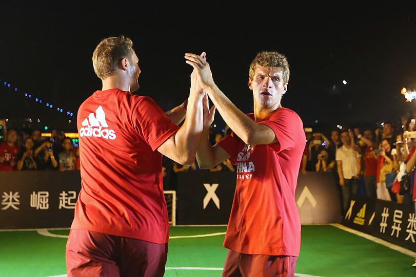 Manuel Neuer und Thomas Müller beim Fluss-Fußball. Hier gibt's die Bilder.