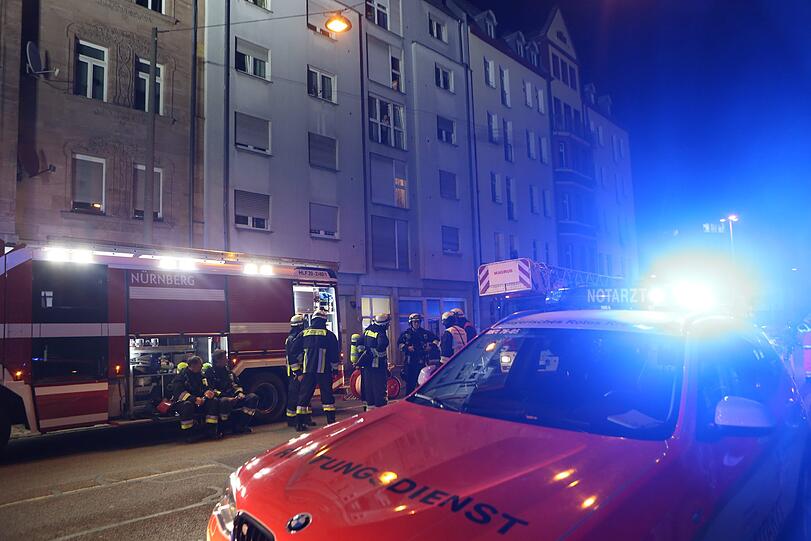 Die Feuerwehr fand in einem Bordell in Nürnberg eine tote Frau - die Bilder vom Einsatz.