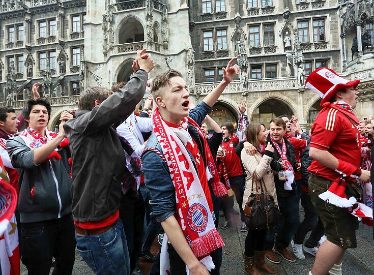 Die Bayernfans sind bereit für einen außergewöhnlichen Fußballabend. Bei brittischem Wetter und bayerischem Bier präsentieren sie die Fans lautstark am Marienplatz. Die besten Bilder.