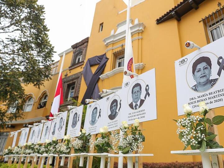 Bilder von Ärzten, die an Covid-19 gestorben sind, sind in der peruanischen Hauptstadt Lima zu sehen.