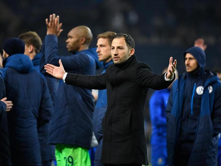 Nach dem 1:3 gegen den FC Porto stellen sich die Spieler den Fans. Die Pfiffe scheint Trainer Domenico Tedesco nicht zu hören.