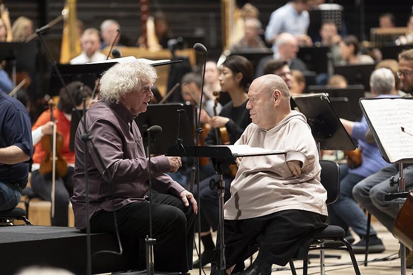 Simon Rattle mit Thomas Quasthoff (re.) bei einer Probe zu Schönbergs "Gurre-Liedern" in der Isarphilharmonie.