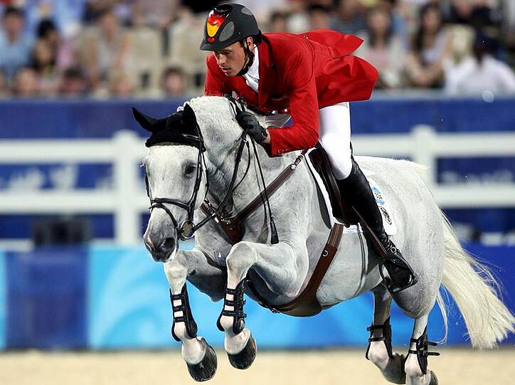 Nachdem sein Wallach "Cöster" bei Olympia in Peking positiv auif Doping getestet wurde, geht Christian Ahlmann erstmals nach seiner Sperre wieder an den Start.