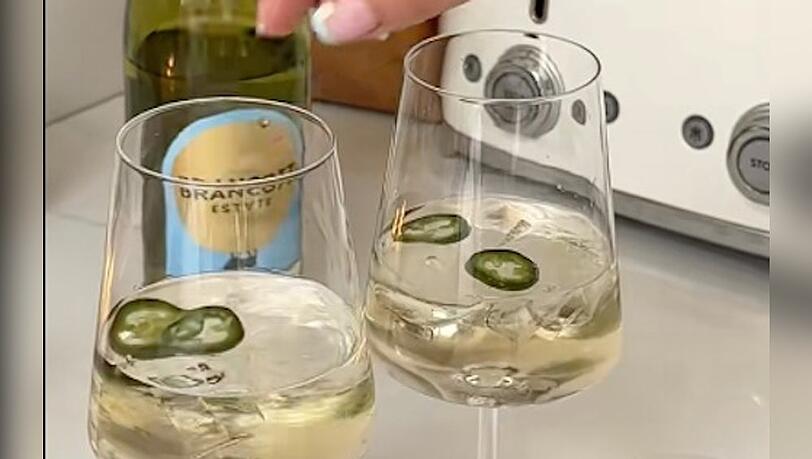 Zahlreiche TikTok-User schwören auf die Kombination Weißwein und Jalapeños.