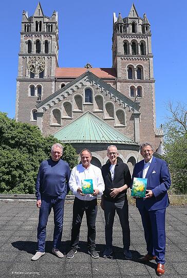 Hier vor St. Maximilian, am Sonntag und Montag in der Theatinerkirche: (von links) Christian Springer, Rainer Maria Schießler, Reinhold Hoffmann (Komponist) und Mark Mast von der Bayerischen Philharmonie.