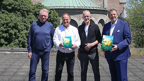 Hier vor St. Maximilian, am Sonntag und Montag in der Theatinerkirche: (von links) Christian Springer, Rainer Maria Schießler, Reinhold Hoffmann (Komponist) und Mark Mast von der Bayerischen Philharmonie.