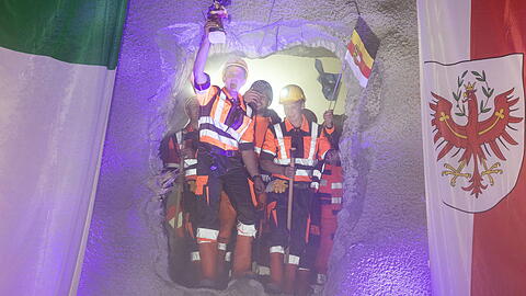 September 2024: Hier wird bei einem Pressetermin in Pfons in Tirol der Durchstich im Tunnel gefeiert.