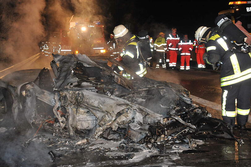 &bdquo;Die haben wahnsinniges Glück gehabt. Ihr Porsche war mit mindesten Tempo 150 Kilometern pro Stunde unterwegs&ldquo; - die Bilder vom Horror-Crash auf der A92.