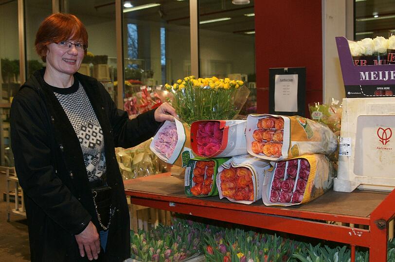 Petra Schuhbeck hat seit über 15 Jahren ihr Blumengeschäft &bdquo;Blütenduft&ldquo; in der Auerfeldstraße. Ihr wäre ein gut laufender Samstag lieber als das Geschäft am Valentinstag. &bdquo;Am Valentinstag sind die Preise für Blumen, insbesondere Rosen, sehr hoch. Die Ware kostet mehr, und man muss zusätzlich Personal einstellen. Das rentiert sich nicht.&ldquo;