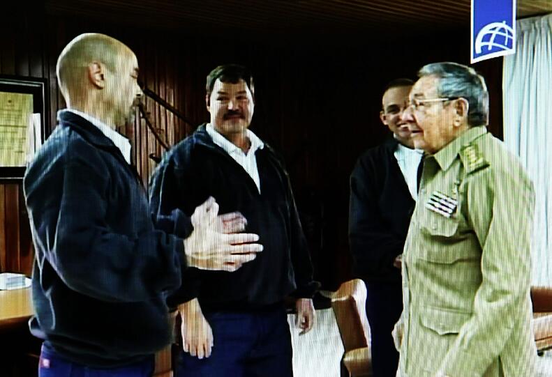 Der kubanische Präsident Raul Castro begrüßt am Donnerstag die drei von den USA frei gelassenen kubanischen Agenten Gerardo Hernandez, Antonio Guerrero and Ramon Labanino (v.l.)