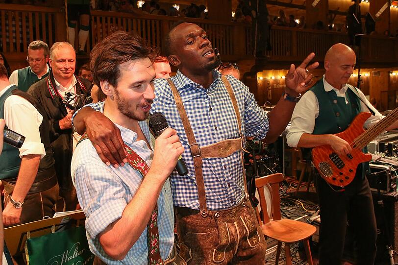 Neureuther und Bolt singen im Schützenzelt.