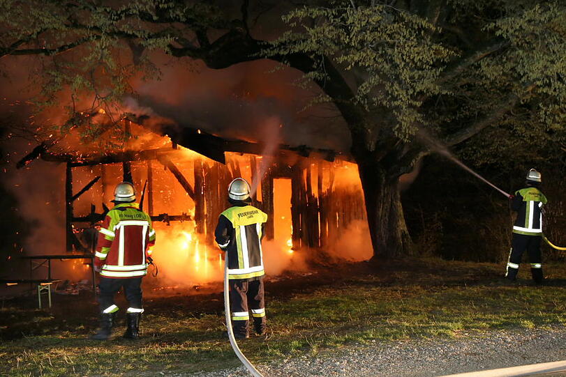 Die kleine Hütte am Waldrand stand beim Eintreffen der Feuerwehr im Volbrand. Die Flammen schlugen teilweise bis zu zwölf Meter hoch.