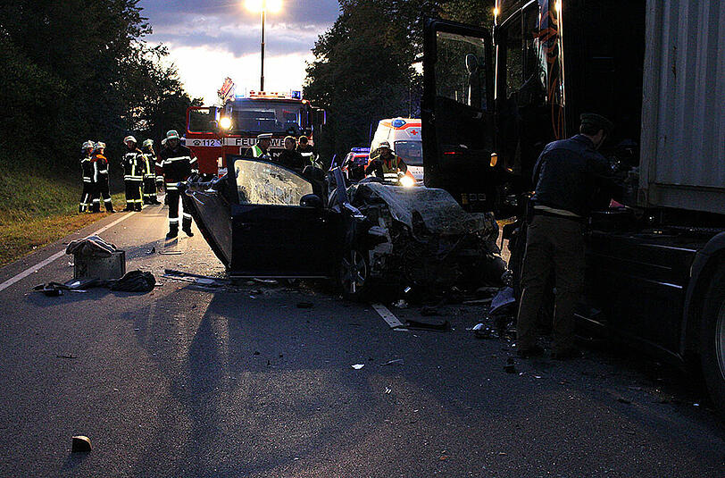 Bei dem Crash wurde der VW Touran komplett zerstört. Die Bilder von der Unfallstelle.