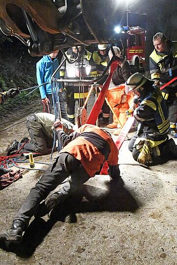 Sechs Stunden lang kämpften zahlreiche Hilfskräfte in Großpienzenau in der Gemeinde Weyarn um die Rettung einer 500 Kilogramm schweren Kuh, die in eine Odelgrube gestürzt war.