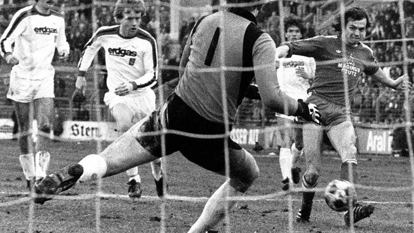 Bayerns Norbert Janzon (r.) erzielt das Tor zum 7:1 gegen Torwart Wolfgang Kneib. Links: Winfried Schäfer und Wilfried Hannes.