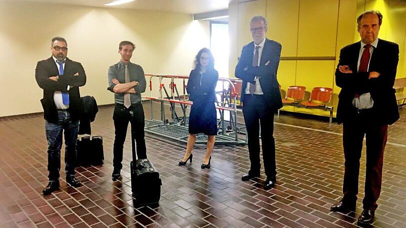 Wir wollen da nicht rein: Die protestierenden Anwälte. Thomas Pfister, Frank Eckstein, Berna Behmoaram, Mathes Breuer und Santosh Gupta (von rechts nach links).