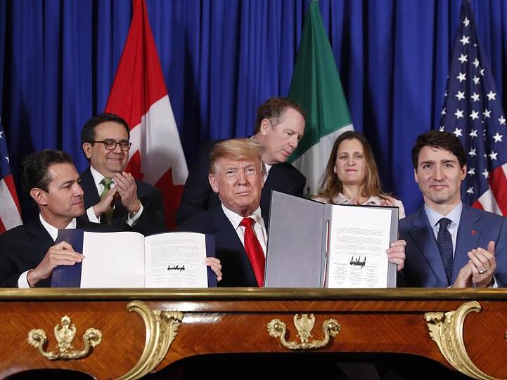 US-Präsident Donald Trump, Kanadas Premierminister Justin Trudeau und der mexikanische Präsident Enrique Pena Nieto (l.) präsentieren das neue Freihandelsabkommen.