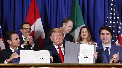 US-Präsident Donald Trump, Kanadas Premierminister Justin Trudeau und der mexikanische Präsident Enrique Pena Nieto (l.) präsentieren das neue Freihandelsabkommen.